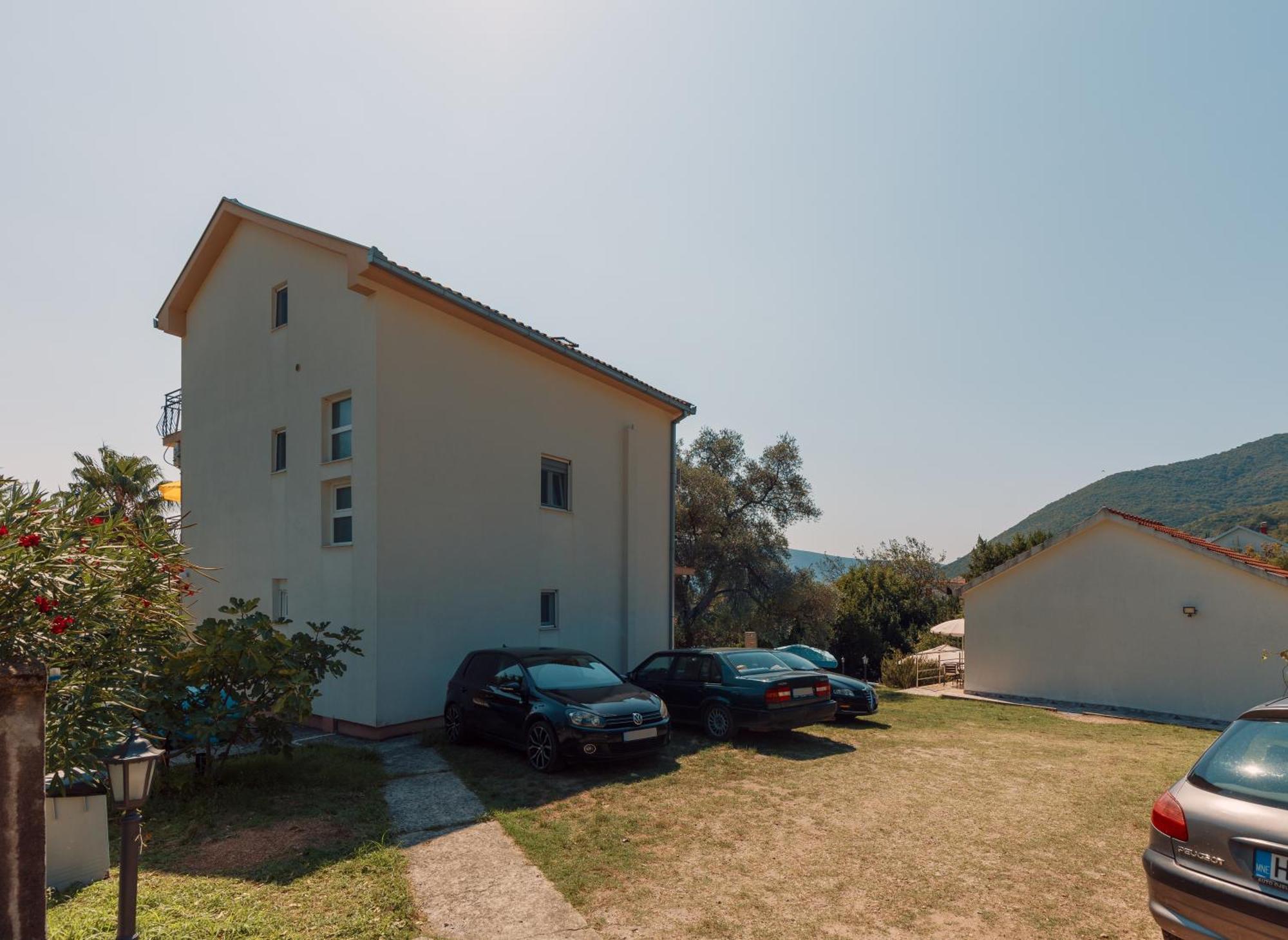 Villa Mia Apartments Bijela Exteriör bild
