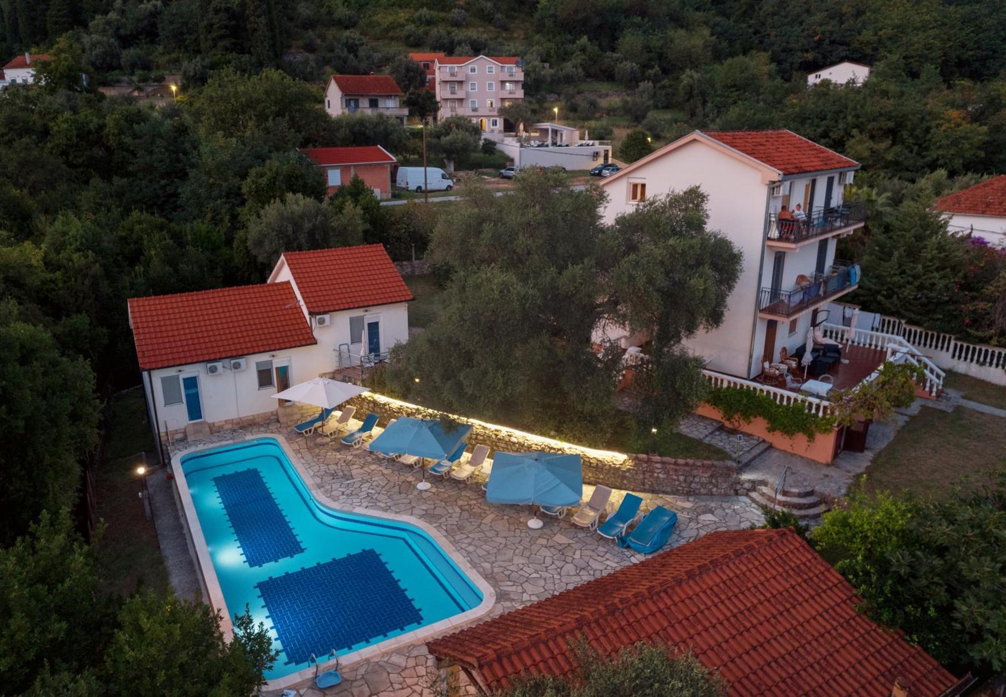 Villa Mia Apartments Bijela Exteriör bild